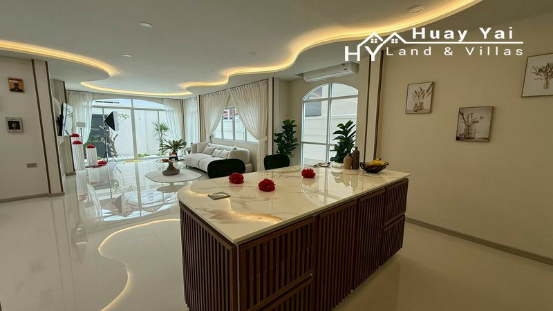 #3511  –  5 Bedroom Pool Villa for Sale & Rent | Country Club Villas, Pattaya